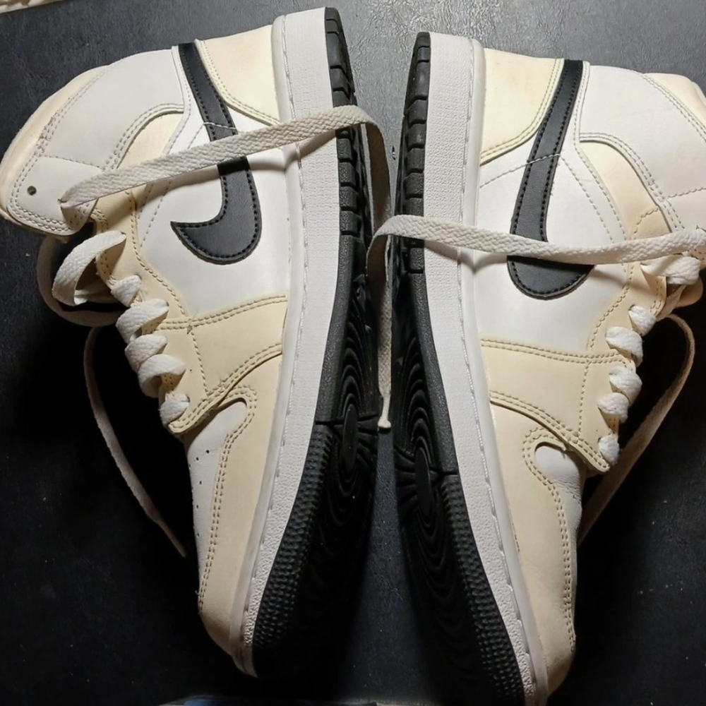 Nike Air Jordan Dunk Men's Size 8.5 White and Cream Color Basketball Sneakers
